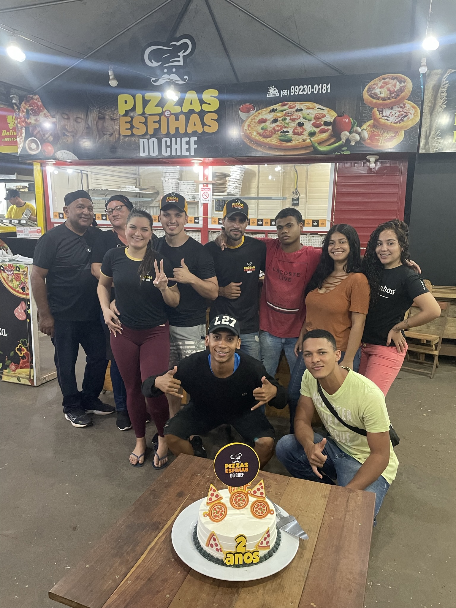 Equipe PIZZAS E ESFIHAS DO CHEF em frente à loja