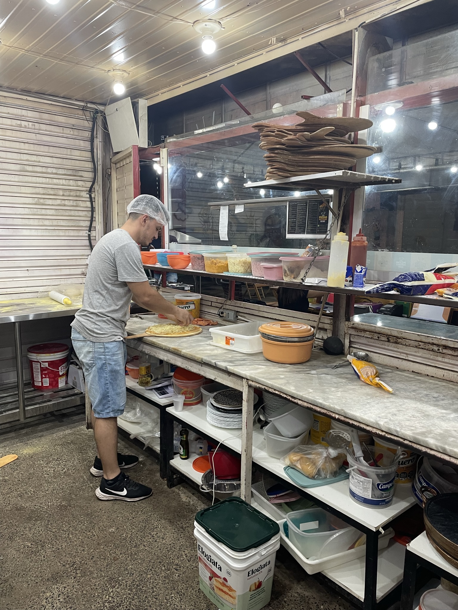 João Paulo fazendo pizza artesanalmente
